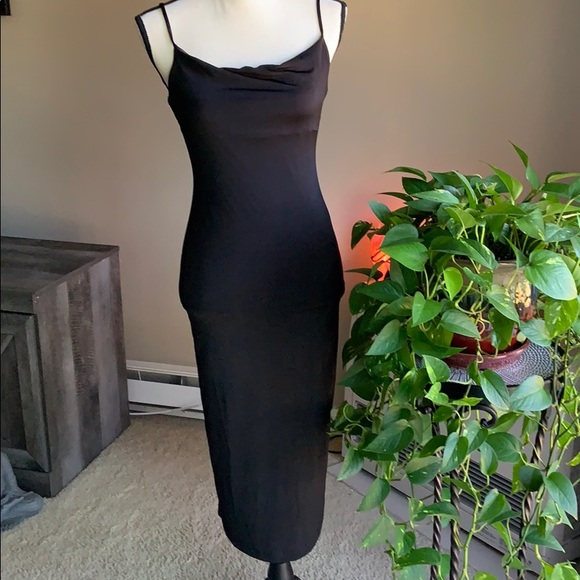Dresses & Skirts - NWT - Beautiful Black Midi Dress